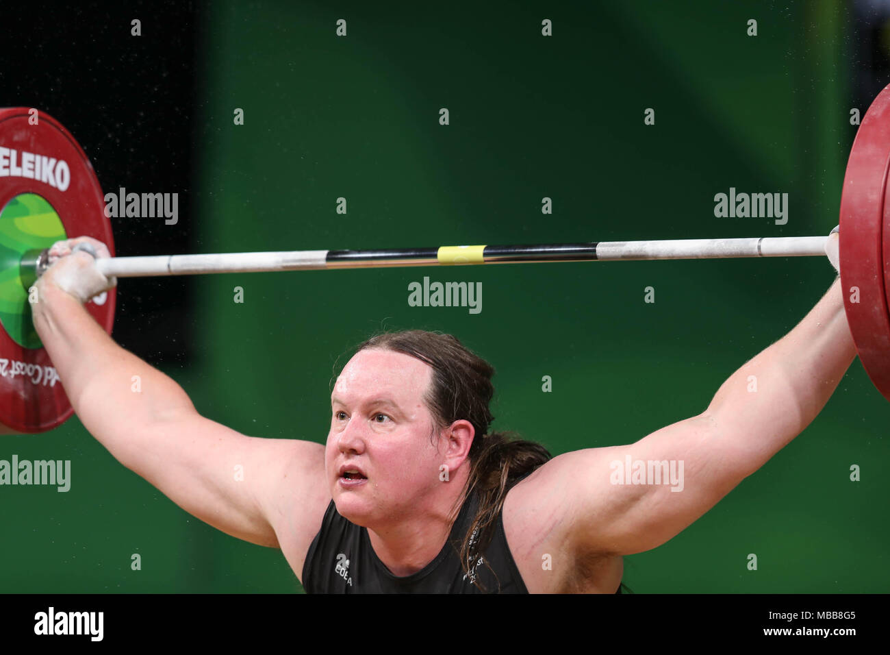 Queensland, Australia. 9 apr, 2018. Nuova Zelanda transgender weightlifter Laural HUBBARD fa male il suo braccio durante un sollevamento alla XXI Giochi del Commonwealth Credit: Ben Booth/Alamy Live News Foto Stock