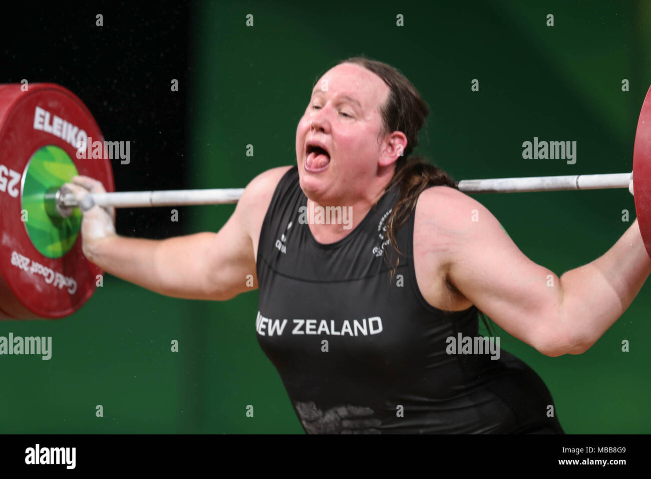 Queensland, Australia. 9 apr, 2018. Nuova Zelanda transgender weightlifter Laural HUBBARD fa male il suo braccio durante un sollevamento alla XXI Giochi del Commonwealth Credit: Ben Booth/Alamy Live News Foto Stock