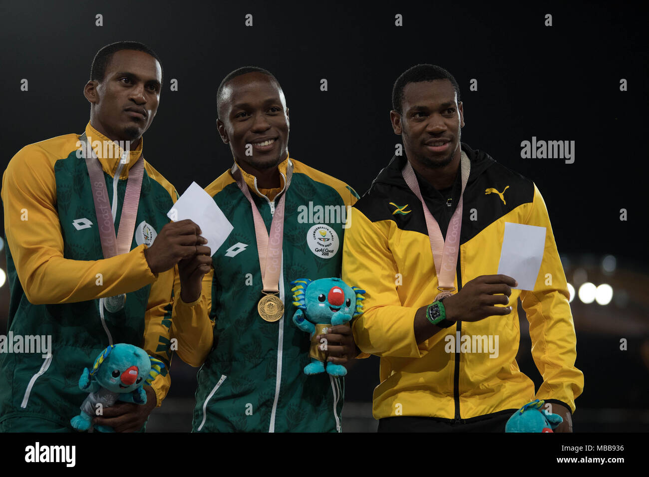 Queensland, Australia. Decimo Apr, 2018. Gold medallist del Sudafrica Akani Simbine pone con silver medallist del Sudafrica Henricho Bruintjies (L) e bronzo medallist della Giamaica Yohan Blake (R) durante l atletica Uomini 100m finale di premiazione durante il 2018 Gold Coast Giochi del Commonwealth a Carrara Stadium sulla Gold Coast il 10 aprile 2018. Credito: Ben Booth/Alamy Live News Foto Stock