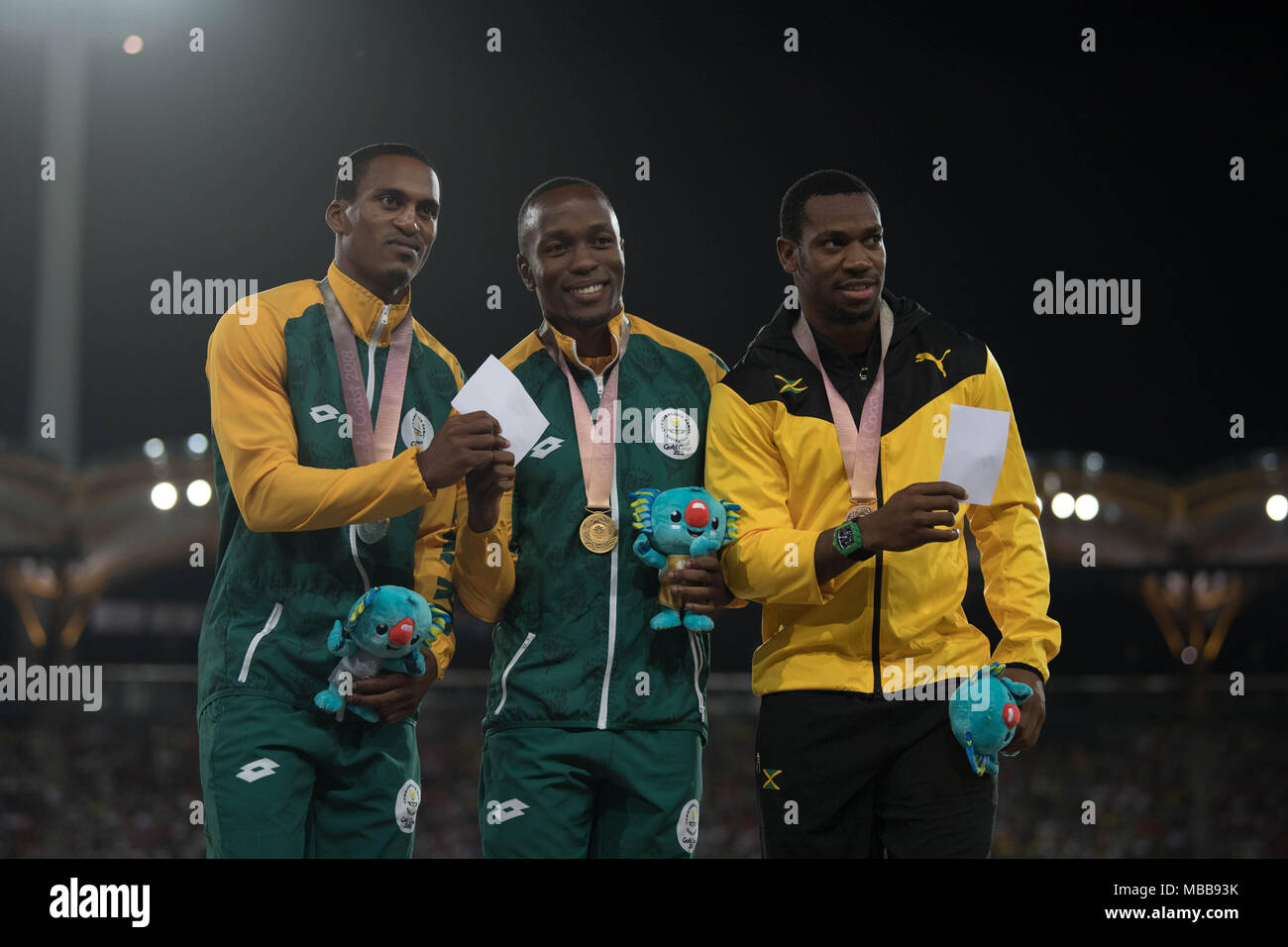 Queensland, Australia. Decimo Apr, 2018. Gold medallist del Sudafrica Akani Simbine pone con silver medallist del Sudafrica Henricho Bruintjies (L) e bronzo medallist della Giamaica Yohan Blake (R) durante l atletica Uomini 100m finale di premiazione durante il 2018 Gold Coast Giochi del Commonwealth a Carrara Stadium sulla Gold Coast il 10 aprile 2018. Credito: Ben Booth/Alamy Live News Foto Stock