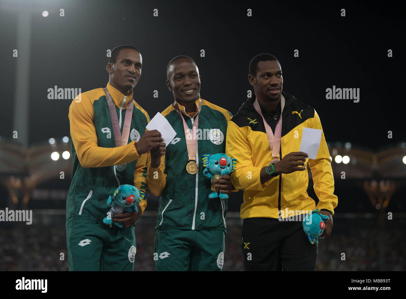 Queensland, Australia. Decimo Apr, 2018. Gold medallist del Sudafrica Akani Simbine pone con silver medallist del Sudafrica Henricho Bruintjies (L) e bronzo medallist della Giamaica Yohan Blake (R) durante l atletica Uomini 100m finale di premiazione durante il 2018 Gold Coast Giochi del Commonwealth a Carrara Stadium sulla Gold Coast il 10 aprile 2018. Credito: Ben Booth/Alamy Live News Foto Stock