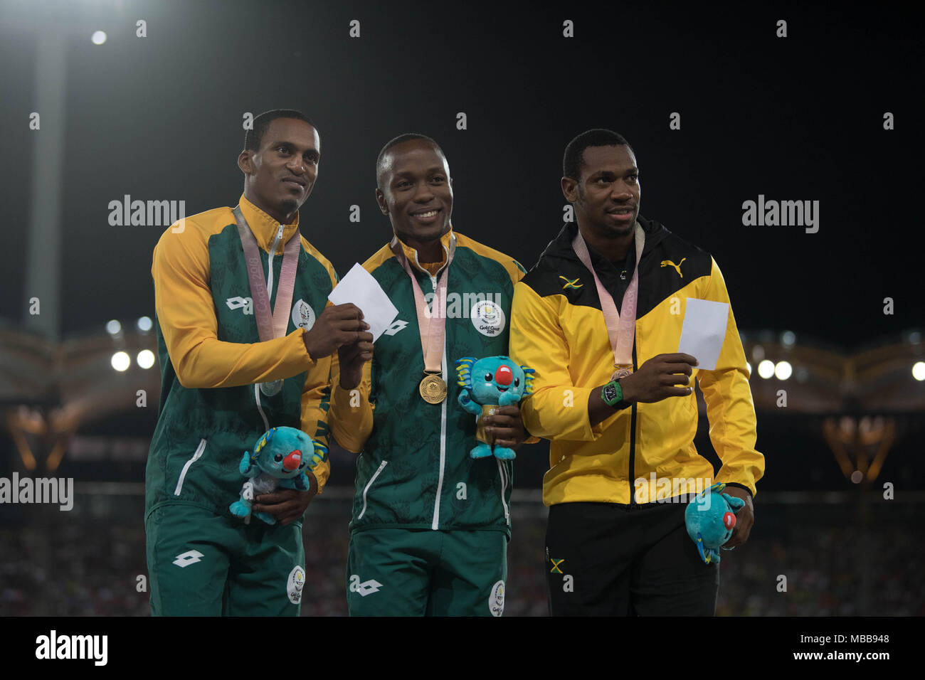 Queensland, Australia. Decimo Apr, 2018. Gold medallist del Sudafrica Akani Simbine pone con silver medallist del Sudafrica Henricho Bruintjies (L) e bronzo medallist della Giamaica Yohan Blake (R) durante l atletica Uomini 100m finale di premiazione durante il 2018 Gold Coast Giochi del Commonwealth a Carrara Stadium sulla Gold Coast il 10 aprile 2018. Credito: Ben Booth/Alamy Live News Foto Stock