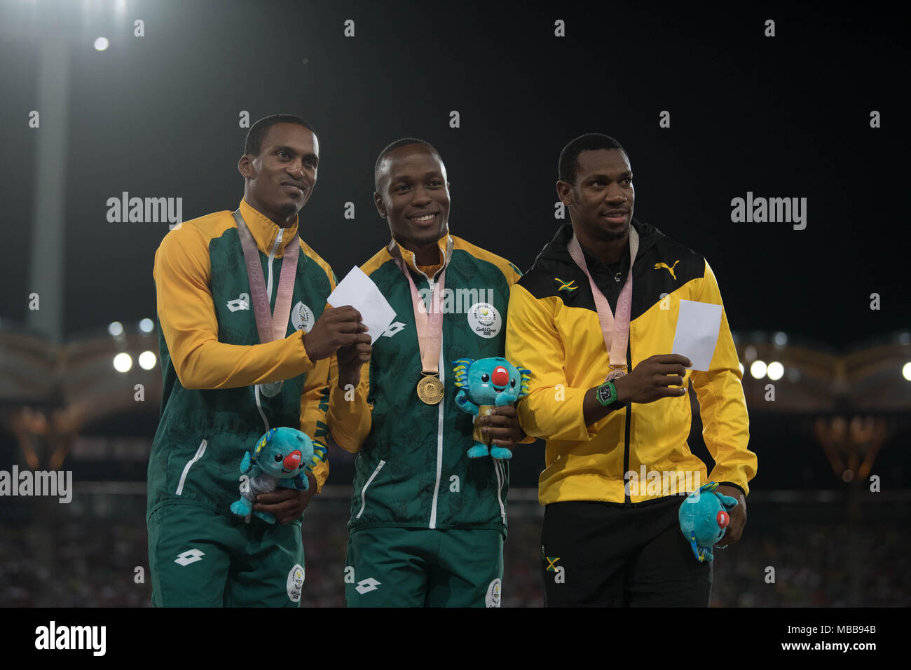Queensland, Australia. Decimo Apr, 2018. Gold medallist del Sudafrica Akani Simbine pone con silver medallist del Sudafrica Henricho Bruintjies (L) e bronzo medallist della Giamaica Yohan Blake (R) durante l atletica Uomini 100m finale di premiazione durante il 2018 Gold Coast Giochi del Commonwealth a Carrara Stadium sulla Gold Coast il 10 aprile 2018. Credito: Ben Booth/Alamy Live News Foto Stock