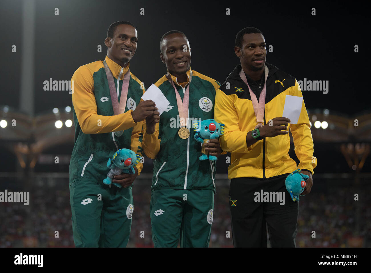 Queensland, Australia. Decimo Apr, 2018. Gold medallist del Sudafrica Akani Simbine pone con silver medallist del Sudafrica Henricho Bruintjies (L) e bronzo medallist della Giamaica Yohan Blake (R) durante l atletica Uomini 100m finale di premiazione durante il 2018 Gold Coast Giochi del Commonwealth a Carrara Stadium sulla Gold Coast il 10 aprile 2018. Credito: Ben Booth/Alamy Live News Foto Stock