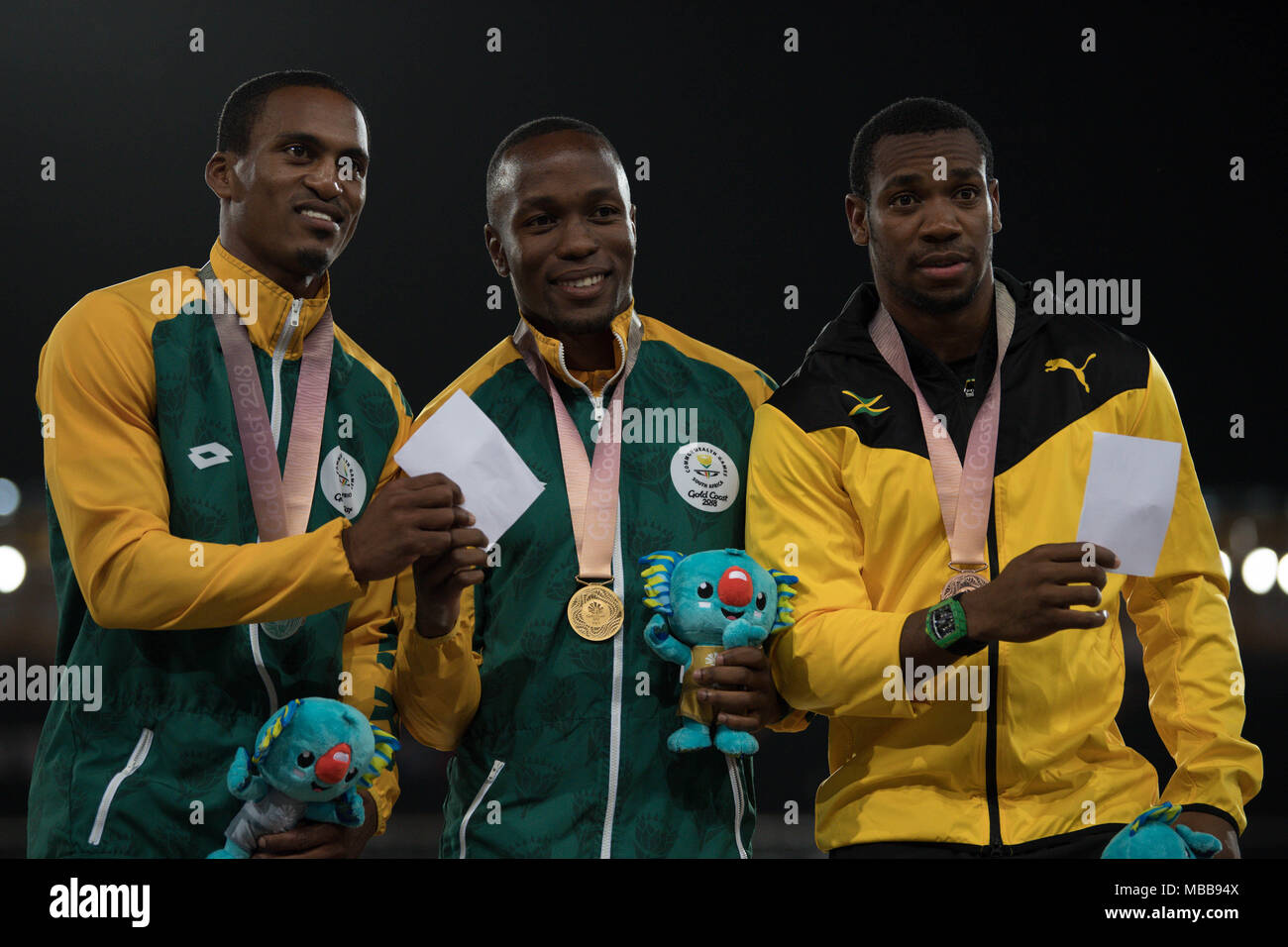 Queensland, Australia. Decimo Apr, 2018. Gold medallist del Sudafrica Akani Simbine pone con silver medallist del Sudafrica Henricho Bruintjies (L) e bronzo medallist della Giamaica Yohan Blake (R) durante l atletica Uomini 100m finale di premiazione durante il 2018 Gold Coast Giochi del Commonwealth a Carrara Stadium sulla Gold Coast il 10 aprile 2018. Credito: Ben Booth/Alamy Live News Foto Stock