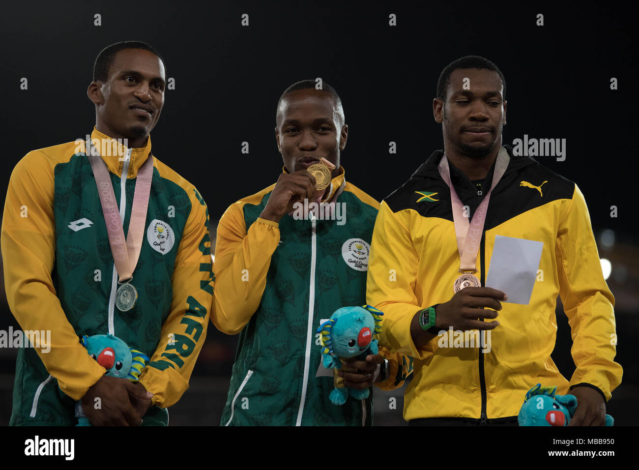 Queensland, Australia. Decimo Apr, 2018. Gold medallist del Sudafrica Akani Simbine pone con silver medallist del Sudafrica Henricho Bruintjies (L) e bronzo medallist della Giamaica Yohan Blake (R) durante l atletica Uomini 100m finale di premiazione durante il 2018 Gold Coast Giochi del Commonwealth a Carrara Stadium sulla Gold Coast il 10 aprile 2018. Credito: Ben Booth/Alamy Live News Foto Stock