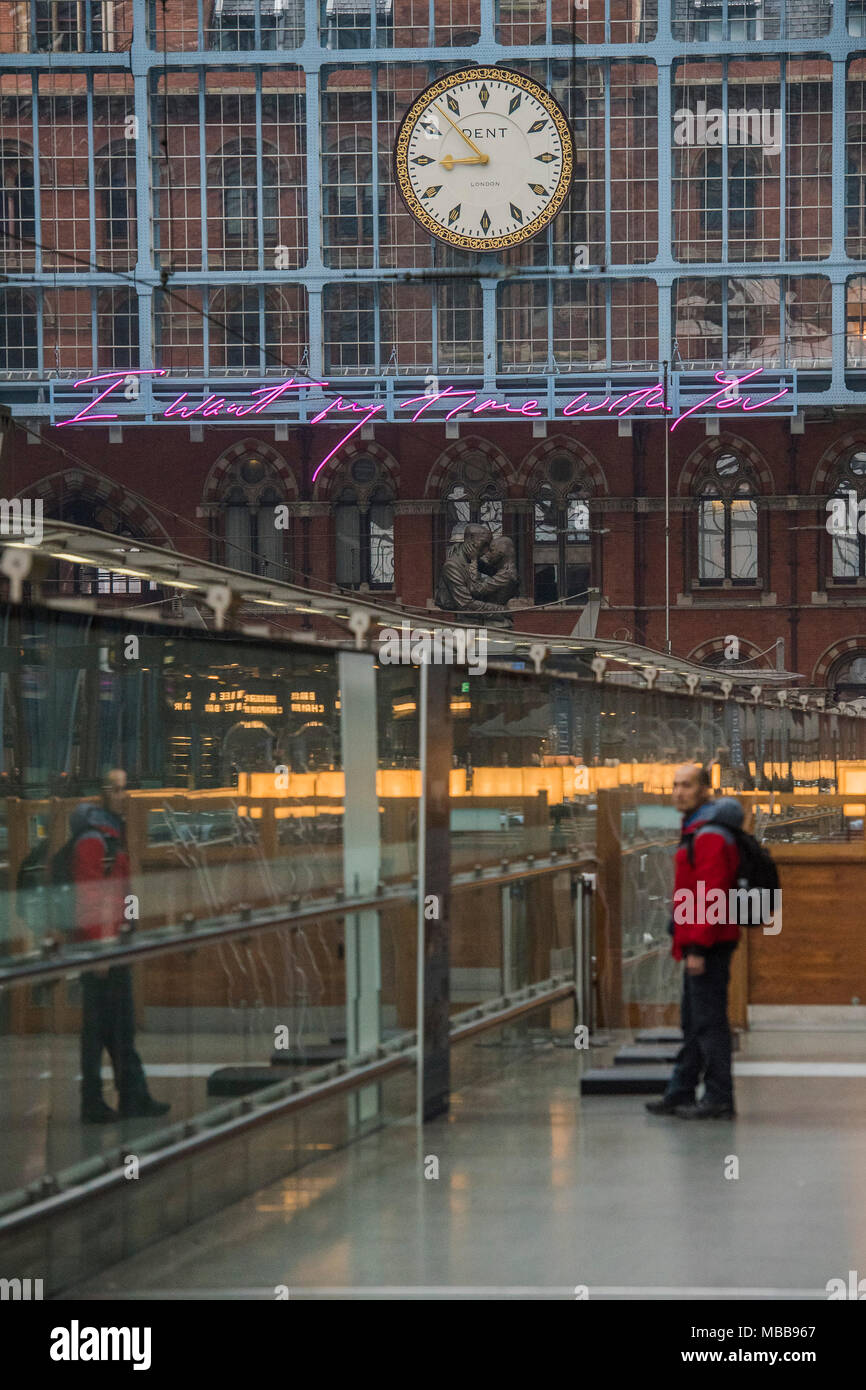 St Pancras, London, Regno Unito. Decimo Apr, 2018. Voglio che il mio tempo con voi da Tracey Emin CBE RA. La Royal Academy of Arts e HS1 rivelano la Terrazza 2018 fili l'installazione presso la stazione ferroviaria internazionale di St Pancras Station di Londra. Il lavoro misura 20 metri e sarà la più grande base di testo lavoro Emin ha fatto fino ad oggi. Essa rimarrà sul display fino alla fine dell'anno per contrassegnare il 250 anniversario della Royal Academy of Arts e il centocinquantesimo anniversario della St Pancras. Credito: Guy Bell/Alamy Live News Foto Stock