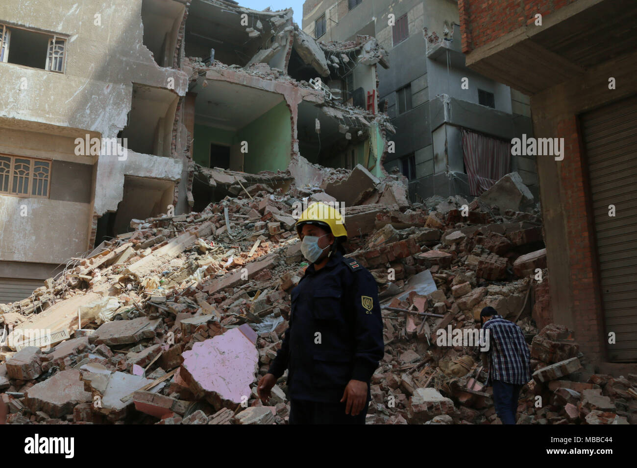 Il Cairo, Egitto. Decimo Apr, 2018. Un soccorritore lavora presso il crollo edificio sito di Giza in Egitto, il 10 aprile 2018. Un edificio è crollato in Giza martedì, con conseguente rischio di infortuni gravi di quattro persone. Credito: Ahmed Gomaa/Xinhua/Alamy Live News Foto Stock