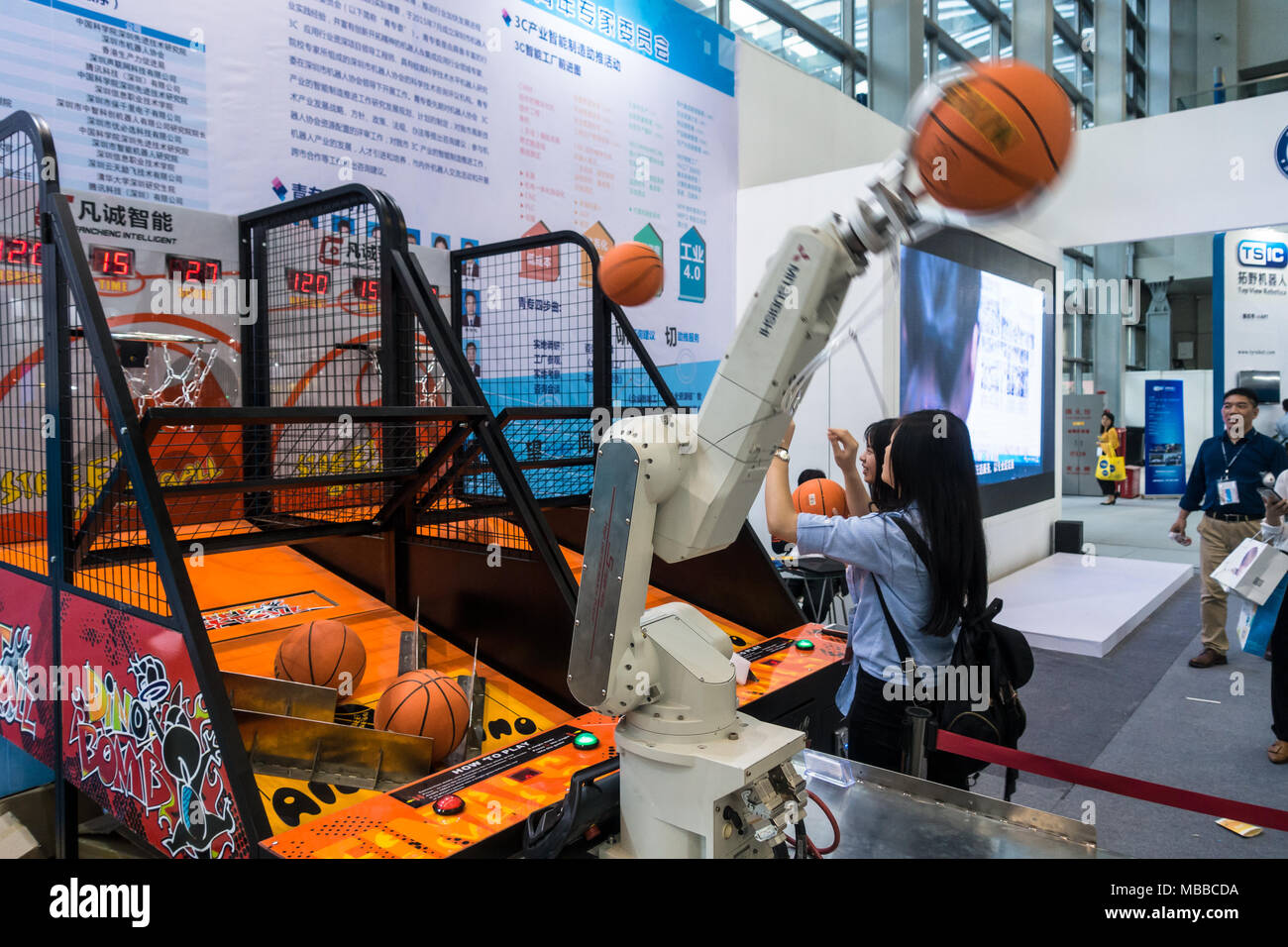 Pop-un-shot robot Sport (Sport) basket esporre alla fiera della tecnologia di Shenzhen, Cina. Foto Stock