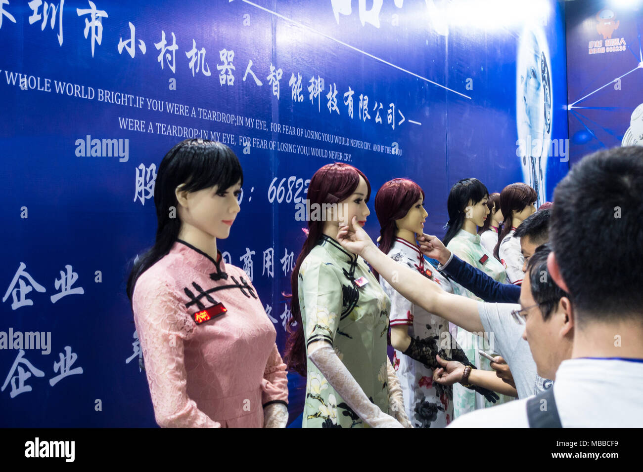 Simile a quella umana robot (robot umanoide) presentano alla fiera della tecnologia di Shenzhen, Cina. Foto Stock