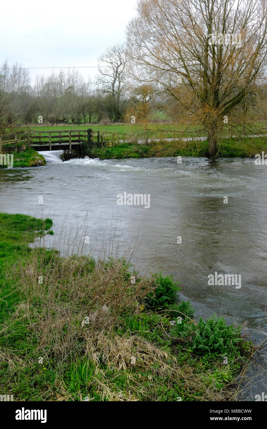 Appendere Langford 10 aprile 2018. Dell'agenzia per l'ambiente di mettere fuori un avviso oggi inondazioni delle acque sotterranee a livello locale nei prossimi giorni. L'allarme allagamento è stato rilasciato per il Salisbury Plain area. I luoghi che potrebbero essere influenzate: Boscombe, Cholderton, Collingbourne Ducis, appeso Langford, Hindon, Hurdcott, Idmiston, Newton Tony, Orcheston, Porton, Salisbury, Shipton Bellinger, Shrewton, Stratford Sub Castello, Tidworth. Tilshead, Tisbury, Wilton, Winterbourne Stoke, Woodford. Credit Paul Chambers Alamy Live News Foto Stock