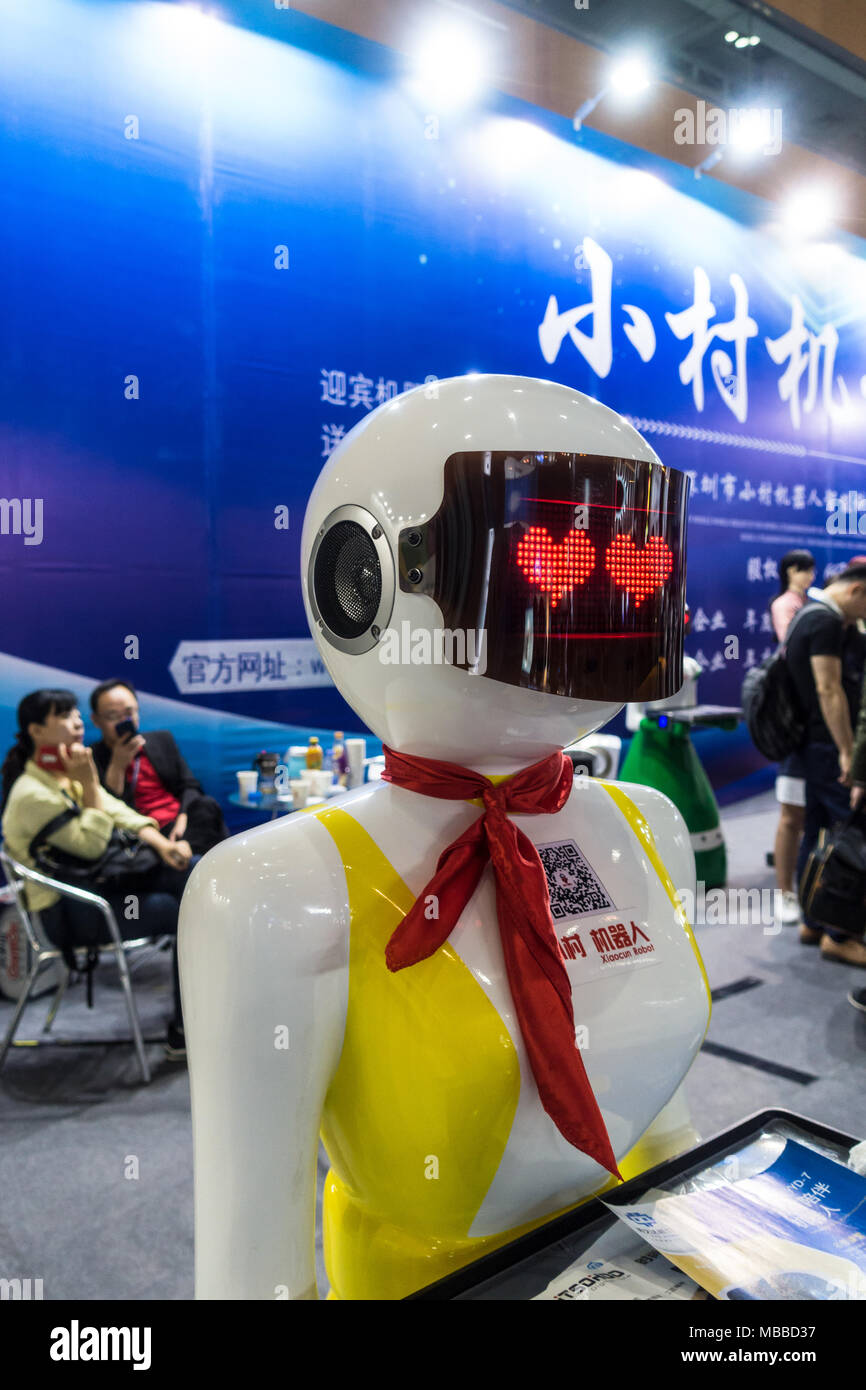 Simile a quella umana robot (robot umanoide) con gli occhi del cuore alla fiera della tecnologia di Shenzhen, Cina. Foto Stock