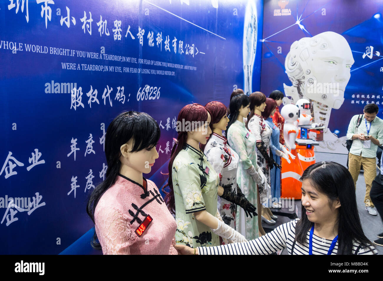 Simile a quella umana robot (robot umanoide) toccare esporre alla fiera della tecnologia di Shenzhen, Cina. Foto Stock