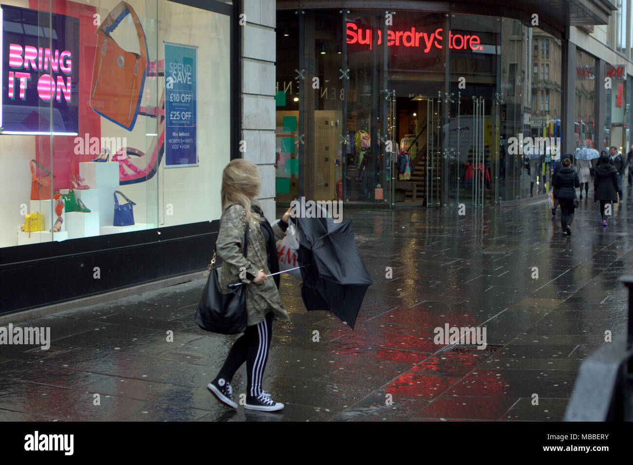 Glasgow, Scotland, Regno Unito 10 aprile. superdry store Argyle street REGNO UNITO Meteo: miserabile giorno bagnato con docce squallida per la gente del posto e i turisti nel centro della citta'. Gerard Ferry/Alamy news Foto Stock