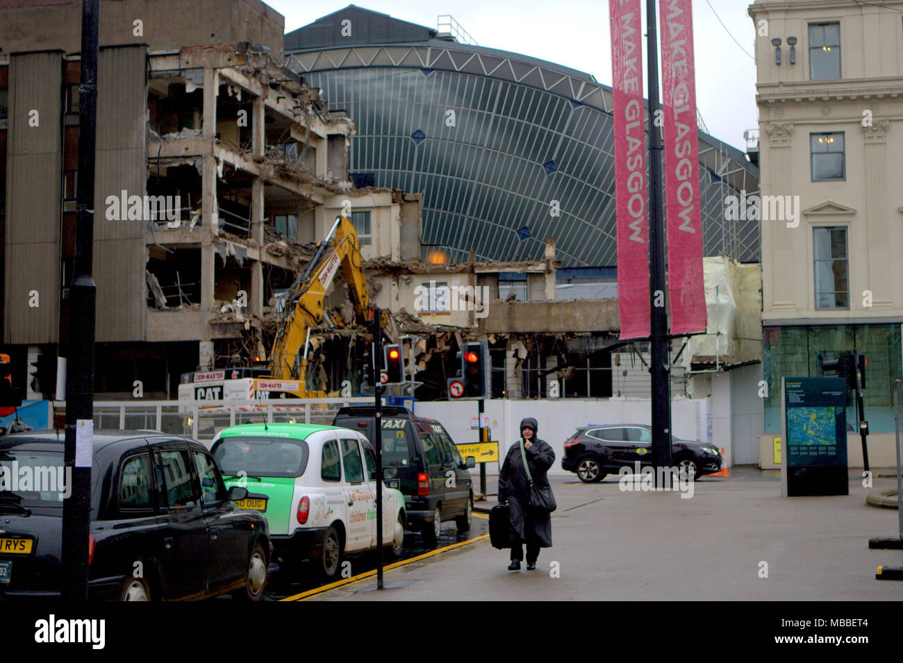 Glasgow, Scotland, Regno Unito 10 aprile. Regno Unito Meteo :George Square atteggiamento taxi stazione di Queen street rinnovo vittoriana stazione ferroviaria stazione capannone facciata ha rivelato miserabile giorno bagnato con docce squallida per la gente del posto e i turisti nel centro della citta'. Gerard Ferry/Alamy news Foto Stock