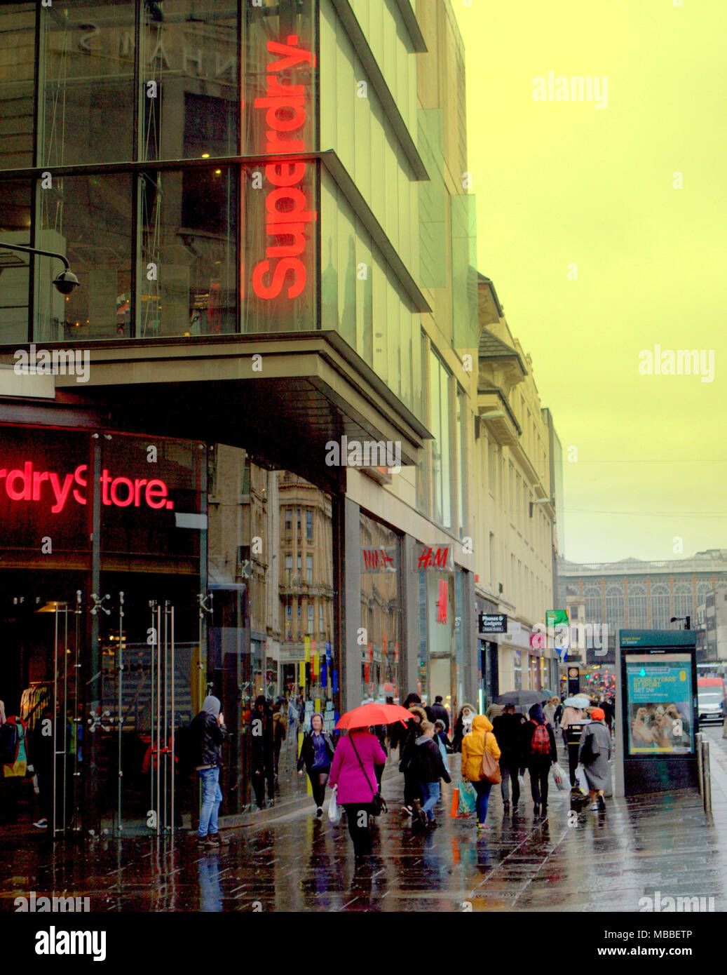 Glasgow, Scotland, Regno Unito 10 aprile. superdry store Argyle street REGNO UNITO Meteo: miserabile giorno bagnato con docce squallida per la gente del posto e i turisti nel centro della citta'. Gerard Ferry/Alamy news Foto Stock