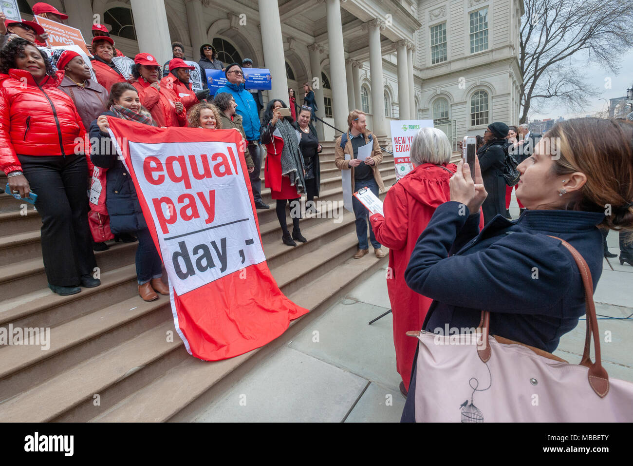New York, Stati Uniti d'America. 10 Aprile, 2018. Gli attivisti, leader comunitari, sindacalisti e politici si riuniscono sulle fasi di City Hall di New York martedì, 10 aprile 2018 al rally contro disparità di retribuzione sulla dodicesima Giornata per la parità di retribuzione annuale. Le donne guadagnano in media il 89 centesimi per ogni dollaro la sua controparte maschile guadagna. Credito: Richard Levine/Alamy Live News Foto Stock