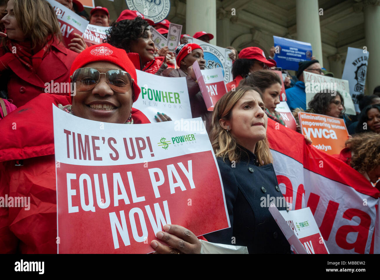 New York, Stati Uniti d'America. 10 Aprile, 2018. Gli attivisti, leader comunitari, sindacalisti e politici si riuniscono sulle fasi di City Hall di New York martedì, 10 aprile 2018 al rally contro disparità di retribuzione sulla dodicesima Giornata per la parità di retribuzione annuale. Le donne guadagnano in media il 89 centesimi per ogni dollaro la sua controparte maschile guadagna. Credito: Richard Levine/Alamy Live News Foto Stock