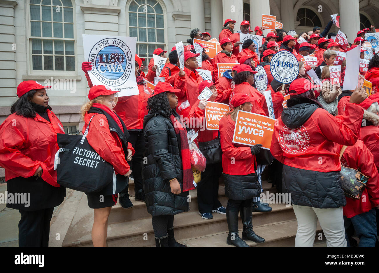 New York, Stati Uniti d'America. 10 Aprile, 2018. Gli attivisti, leader comunitari, sindacalisti e politici si riuniscono sulle fasi di City Hall di New York martedì, 10 aprile 2018 al rally contro disparità di retribuzione sulla dodicesima Giornata per la parità di retribuzione annuale. Le donne guadagnano in media il 89 centesimi per ogni dollaro la sua controparte maschile guadagna. Credito: Richard Levine/Alamy Live News Foto Stock
