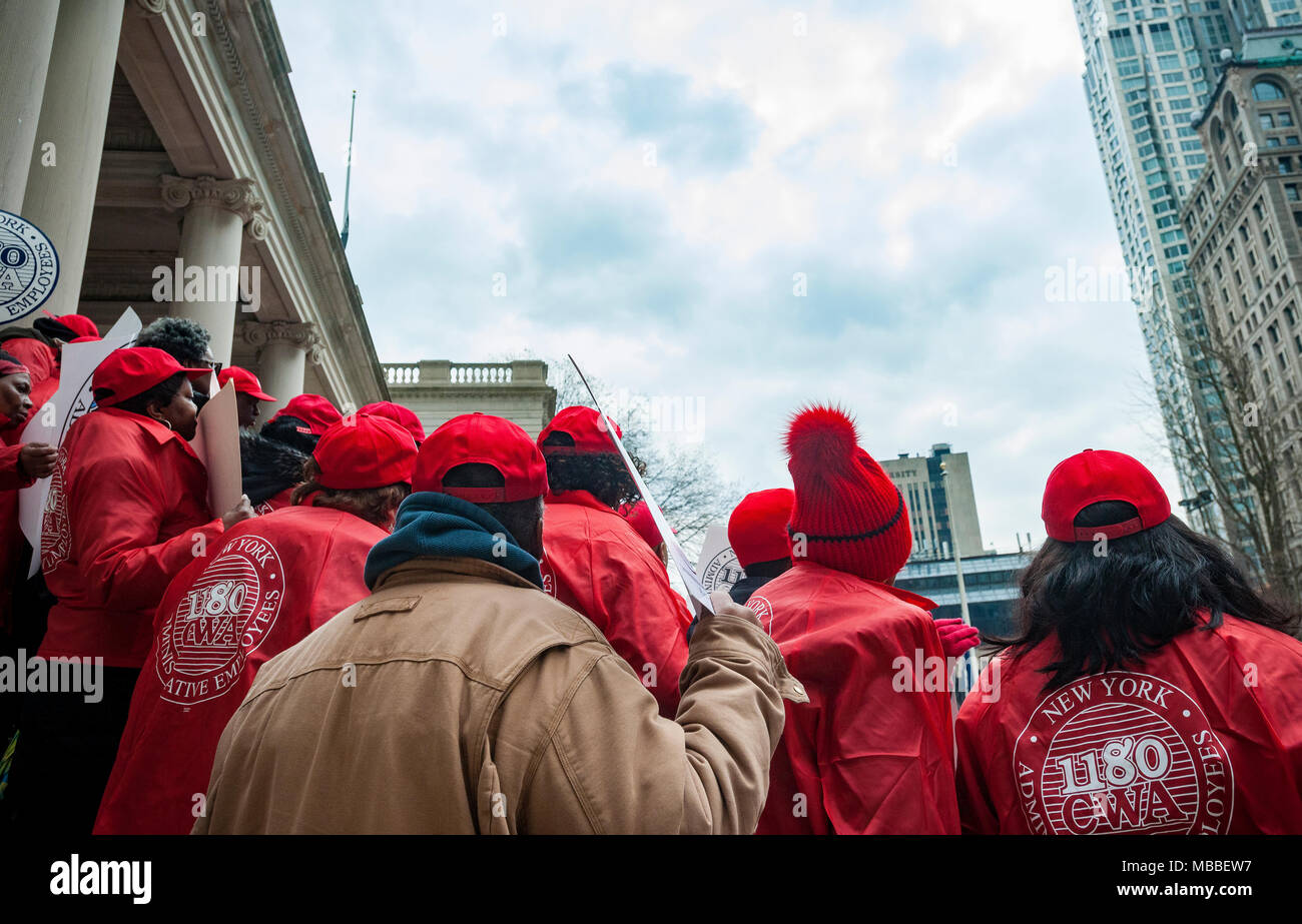New York, Stati Uniti d'America. 10 Aprile, 2018. Gli attivisti, leader comunitari, sindacalisti e politici si riuniscono sulle fasi di City Hall di New York martedì, 10 aprile 2018 al rally contro disparità di retribuzione sulla dodicesima Giornata per la parità di retribuzione annuale. Le donne guadagnano in media il 89 centesimi per ogni dollaro la sua controparte maschile guadagna. Credito: Richard Levine/Alamy Live News Foto Stock