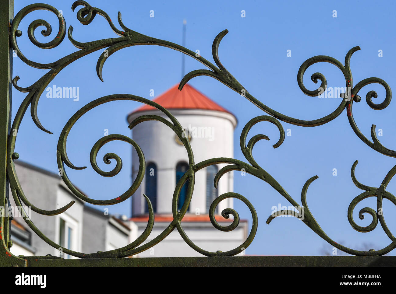 Il 10 aprile 2018, Germania, Neuhardenberg: vista attraverso un cancello di ferro presso la chiesa di Schinkel nel Neuhardenberg. Foto: Patrick Pleul/dpa-Zentralbild/dpa Foto Stock
