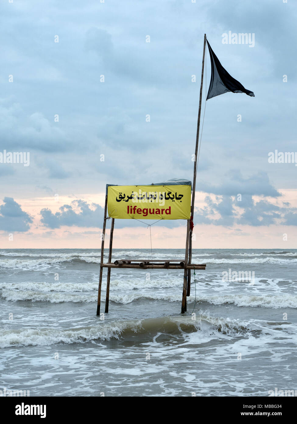 Bandiera Nera sventolare su abbandonato lifeguard sedia, Mar Caspio beach, provincia Mazandaran, Iran Foto Stock