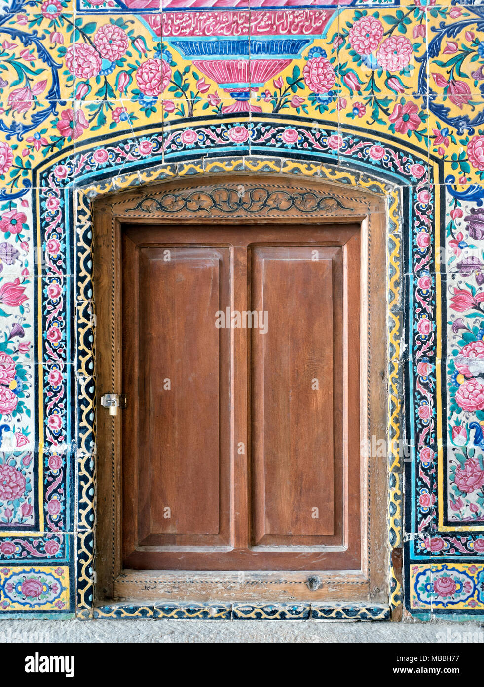 Porta di legno a Nasir ol Molk moschea, Shiraz, Iran Foto Stock