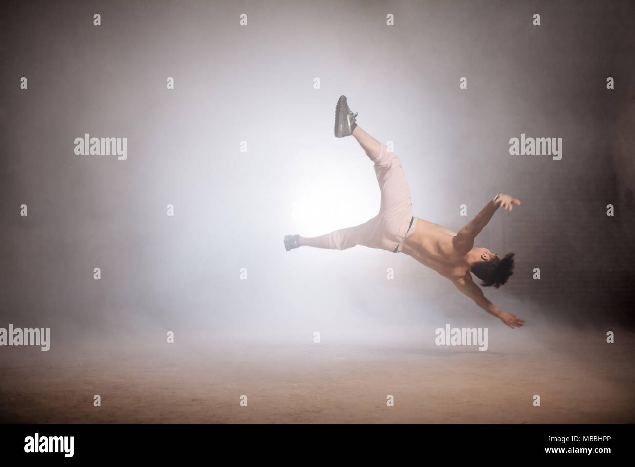 Sportivi asiatici è caduta a terra mentre facendo stunt Foto stock - Alamy