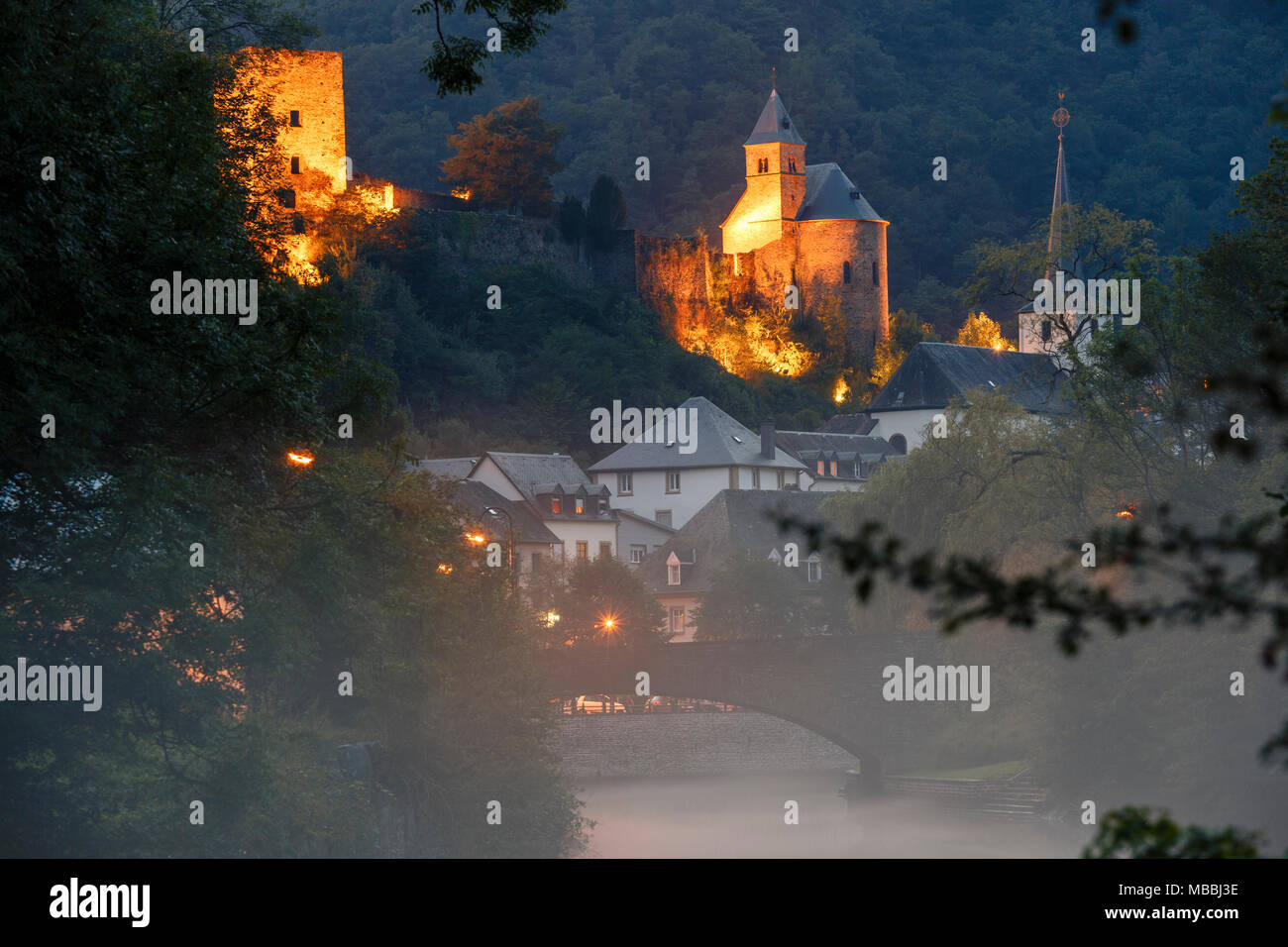 Una serata estiva mist sorge fuori il fiume a Esch-sur-Sûre, Lussemburgo Foto Stock