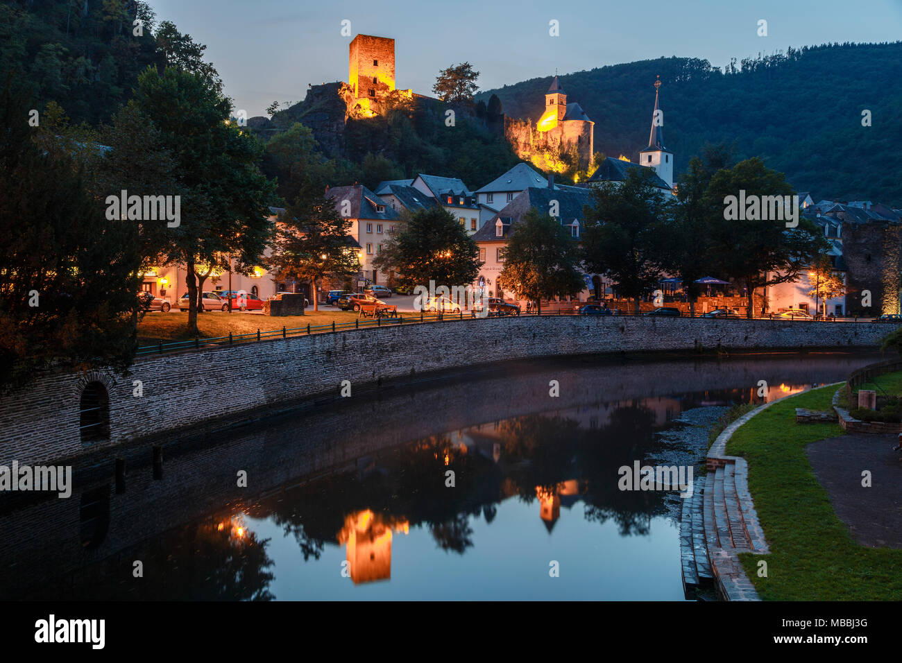 Esch-sur-Sûre e il fiume Esch di notte, Lussemburgo Foto Stock