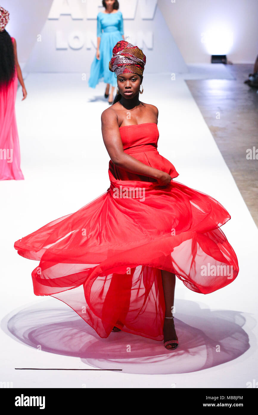 Londra, UK, agosto 2014, designer Adama Parigi ha presentato la sua nuova collezione in Africa la settimana della moda di Londra 2014. Mariusz Goslicki/Alamy Foto Stock
