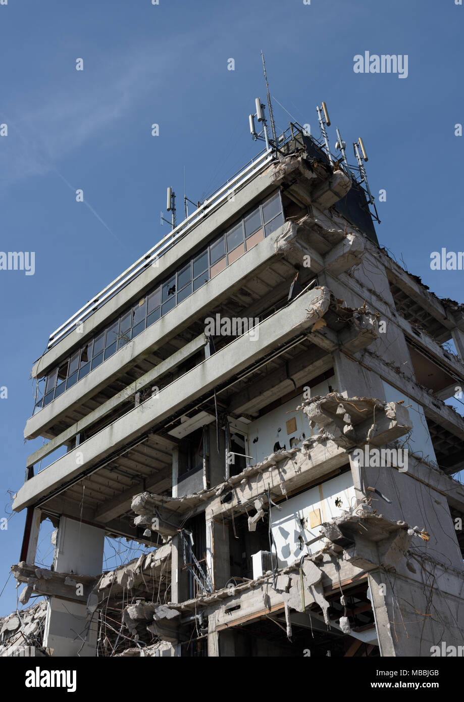 Sito di demolizione parzialmente demolito cemento edificio ex quartier generale della polizia di Bury a bury lancashire regno unito Foto Stock