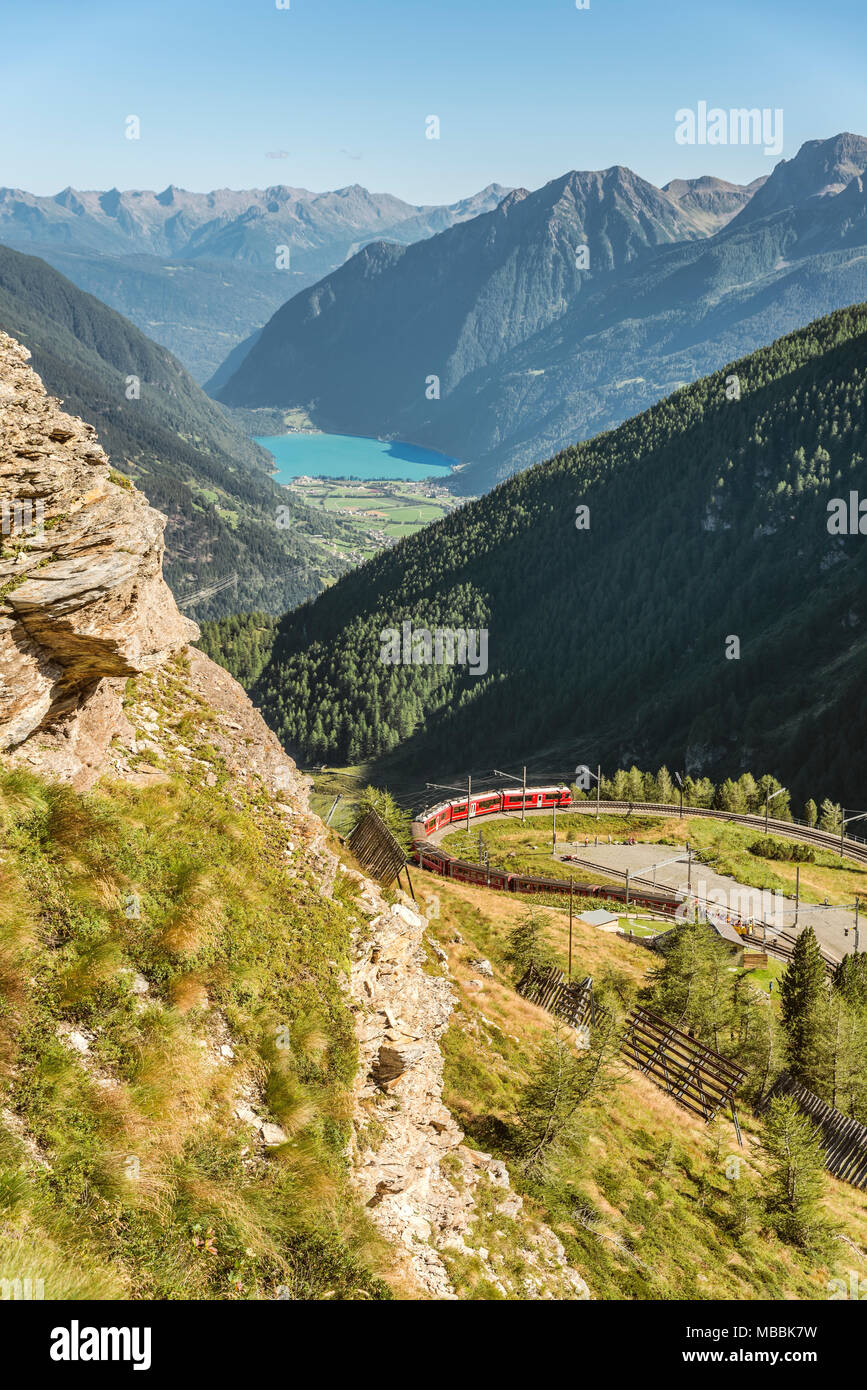 Treno di montagna a Alp Gruem, con la Valposchiavo sullo sfondo, Engadin, Svizzera Foto Stock