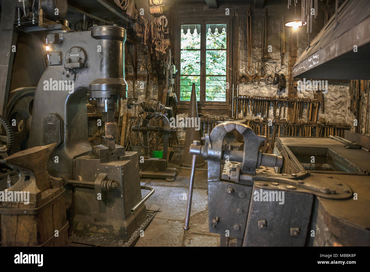 Laboratorio storico di fabbro presso il Museo all'aperto Ballenberg, Berna, Svizzera Foto Stock