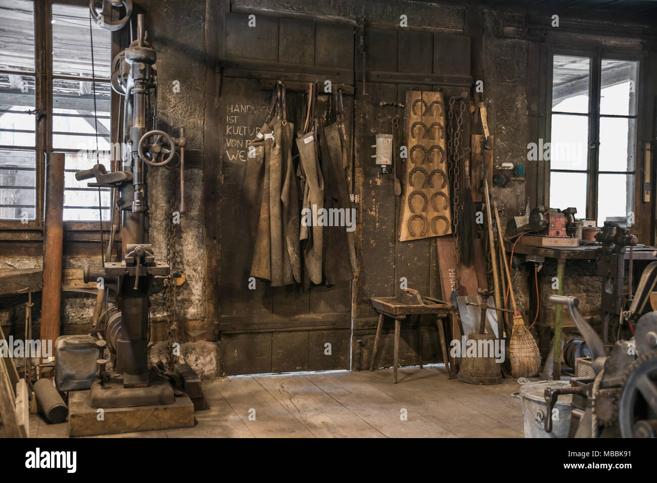 Laboratorio storico di fabbro presso il Museo all'aperto Ballenberg, Berna, Svizzera Foto Stock