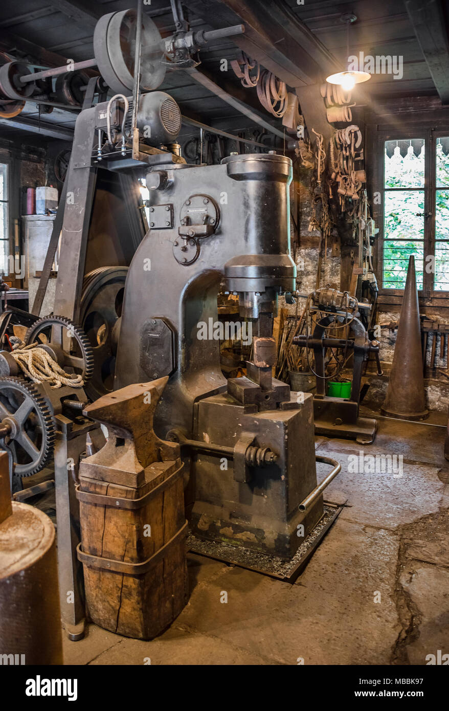 Laboratorio storico di fabbro presso il Museo all'aperto Ballenberg, Berna, Svizzera Foto Stock