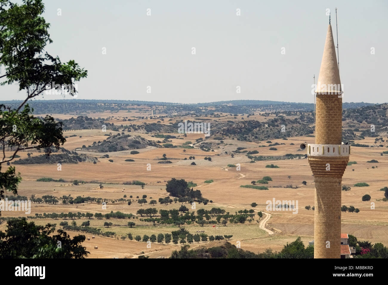 Il minareto di una moschea nel villaggio di Balalan sulla penisola karpass, la parte settentrionale di Cipro Foto Stock