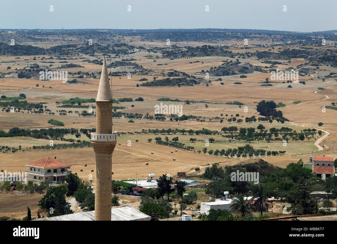 Il minareto di una moschea nel villaggio di Balalan sulla penisola karpass, la parte settentrionale di Cipro Foto Stock
