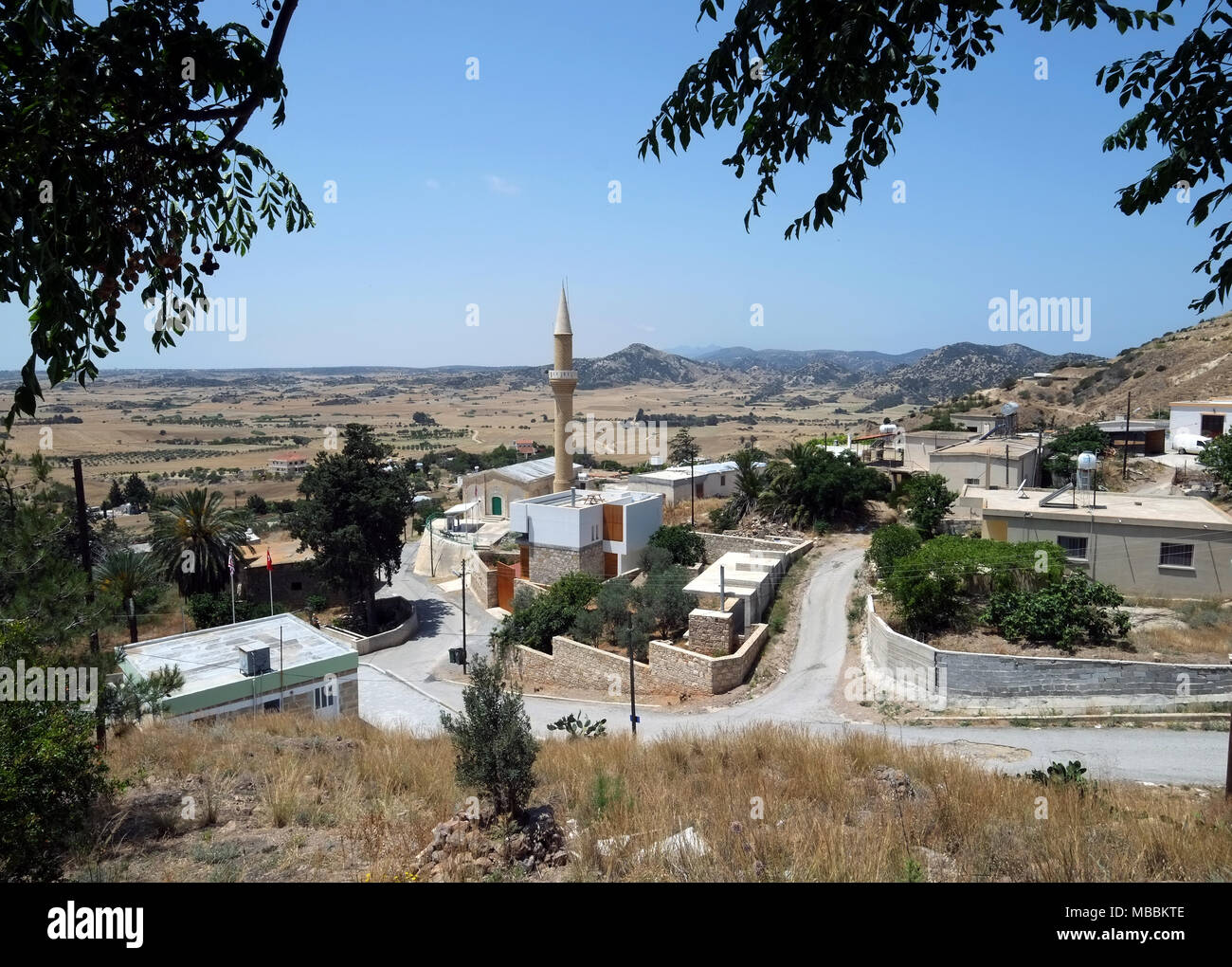 Il minareto di una moschea nel villaggio di Balalan sulla penisola karpass, la parte settentrionale di Cipro Foto Stock