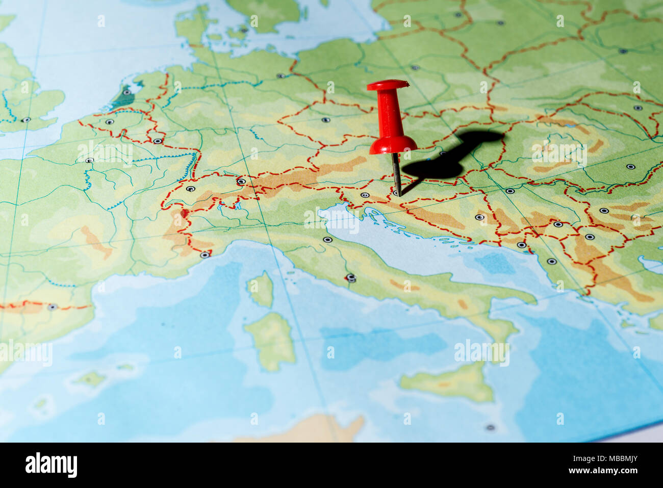 Pin di colore rosso su una mappa di Zagabria di puntamento Foto Stock