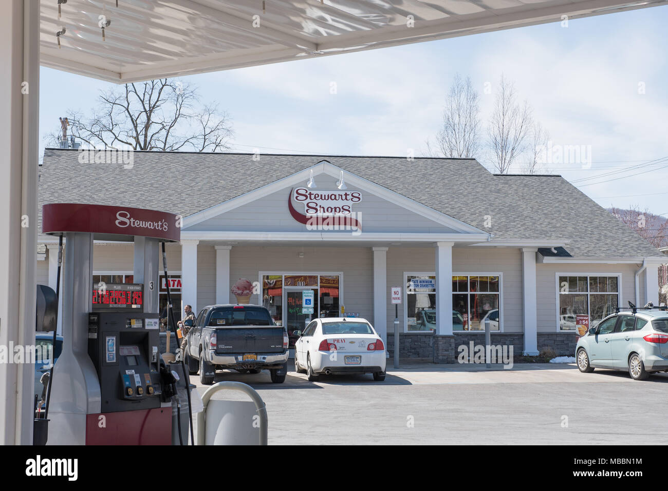 Un Stewarts negozi Emporio e stazione di gas in Northville, NY USA, di uno di una catena di negozi in Upstate New York. Foto Stock