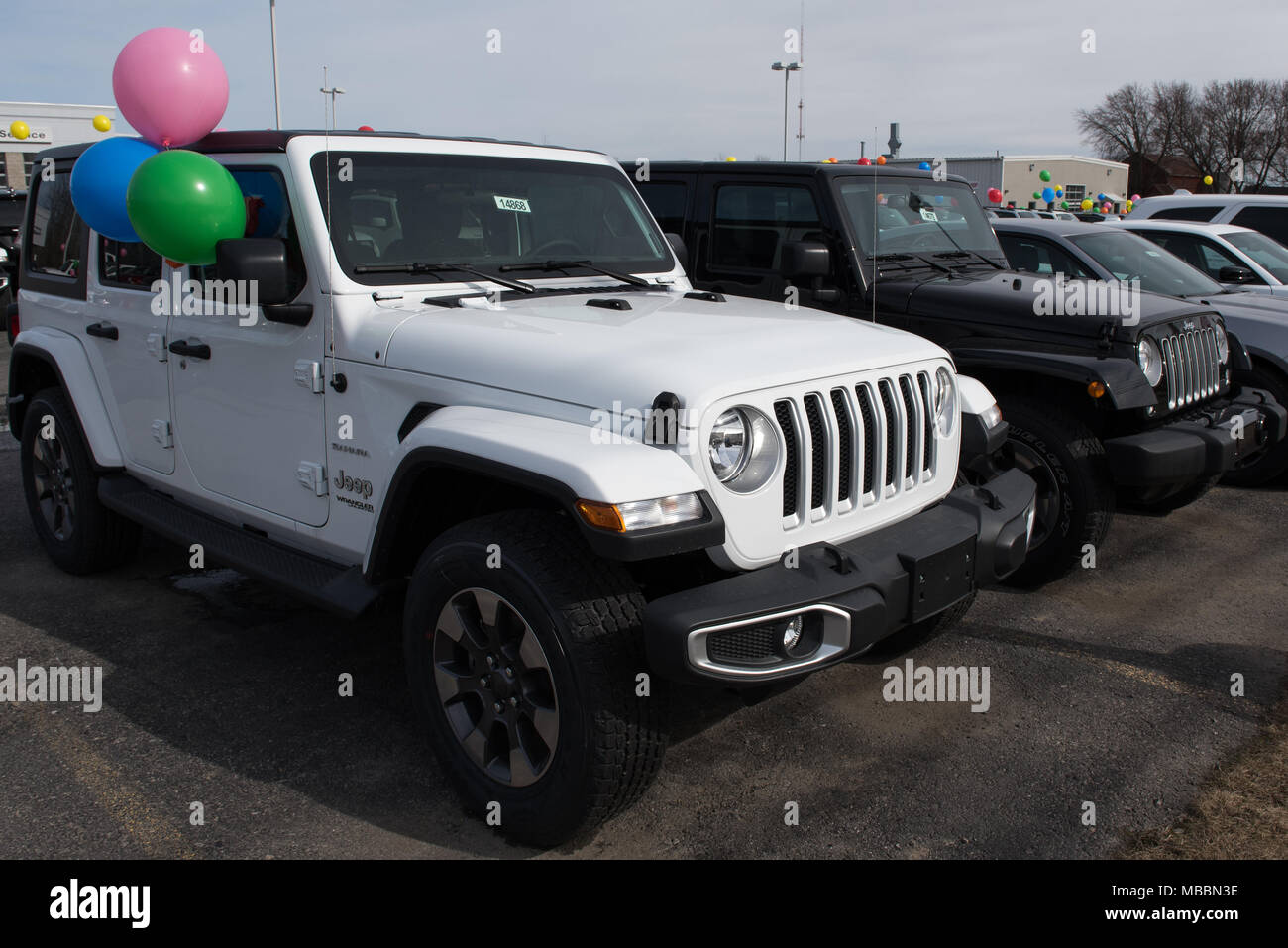 Due nuove jeep Wranglers per la vendita su un concessionari auto in Amdsterdam, NY USA con palloncini per attirare l'attenzione. Foto Stock