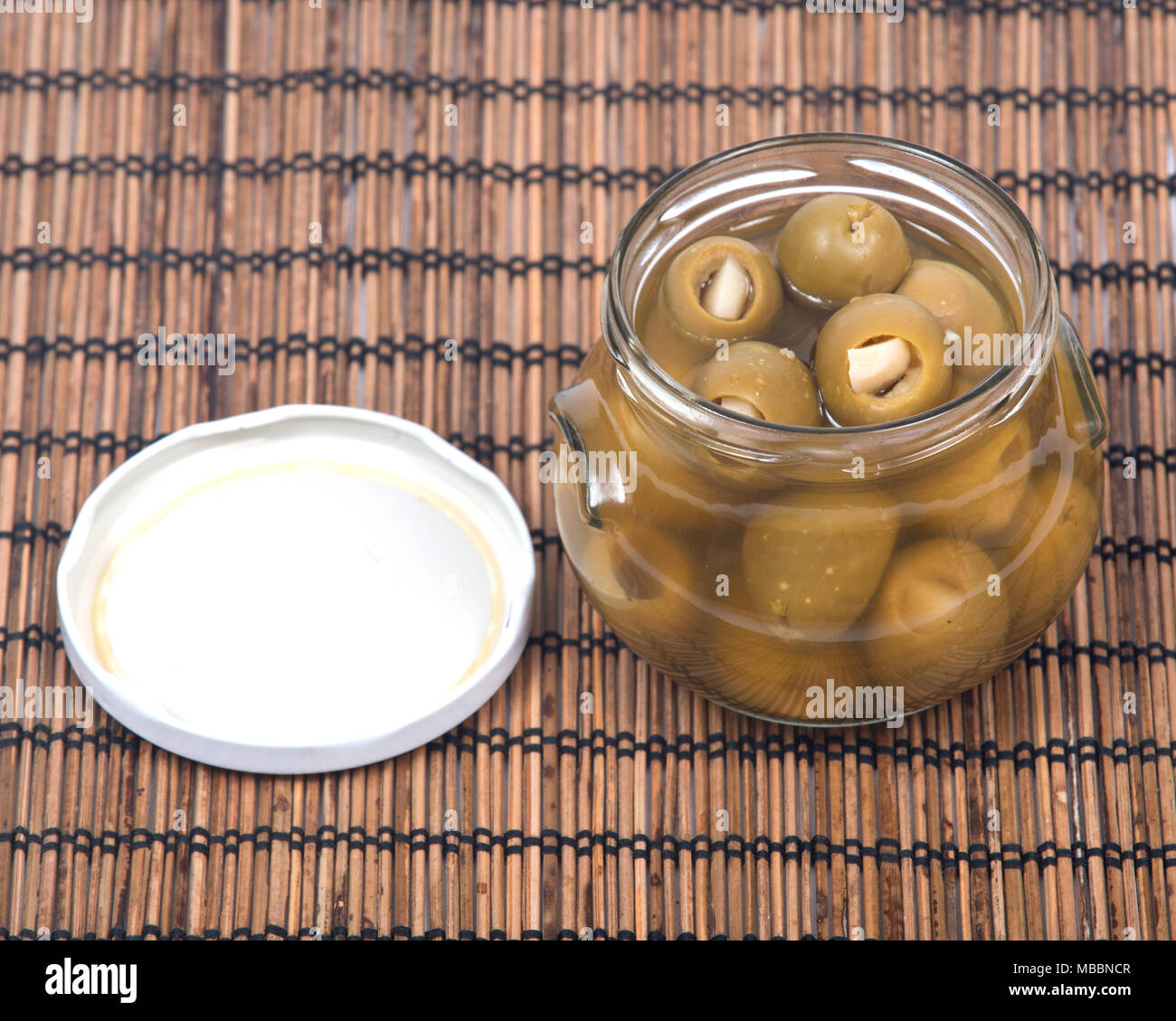 Green colossale mano Olive ripiene con Aglio guanti in vaso Foto Stock