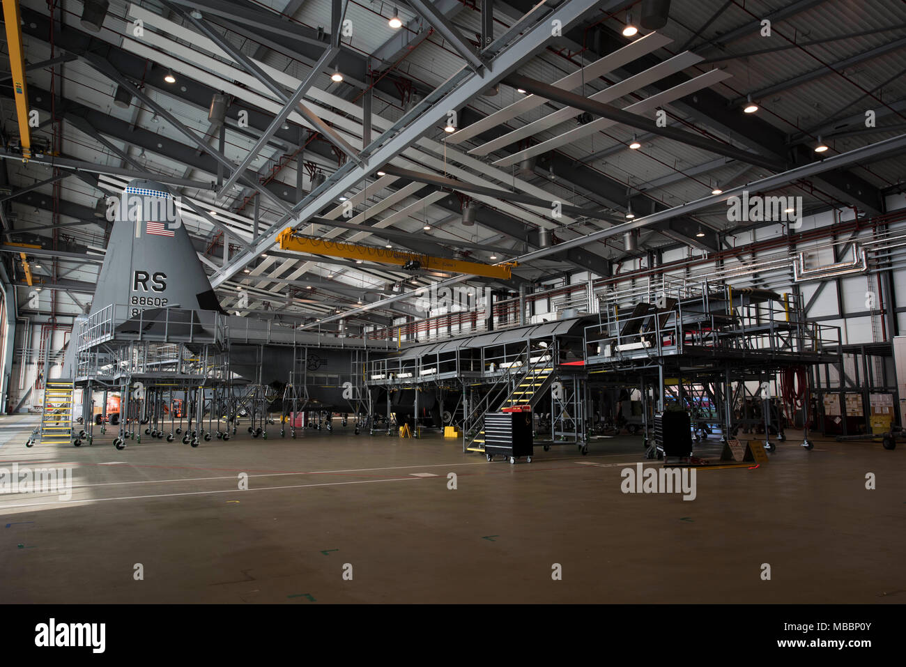 Un U.S. Air Force C-130J Super Hercules, assegnato al 86º Airlift Wing, subisce un C1-check su Ramstein Air Base, Germania, Dicembre 5, 2017. I manutentori ispezionare gli aeromobili da cima a fondo e riparazione per assicurare che l'aeromobile è in condizioni ottimali per realizzare l'Air Force missione. (U.S. Air Force foto di Senior Airman Devin M. Rumbaugh) Foto Stock