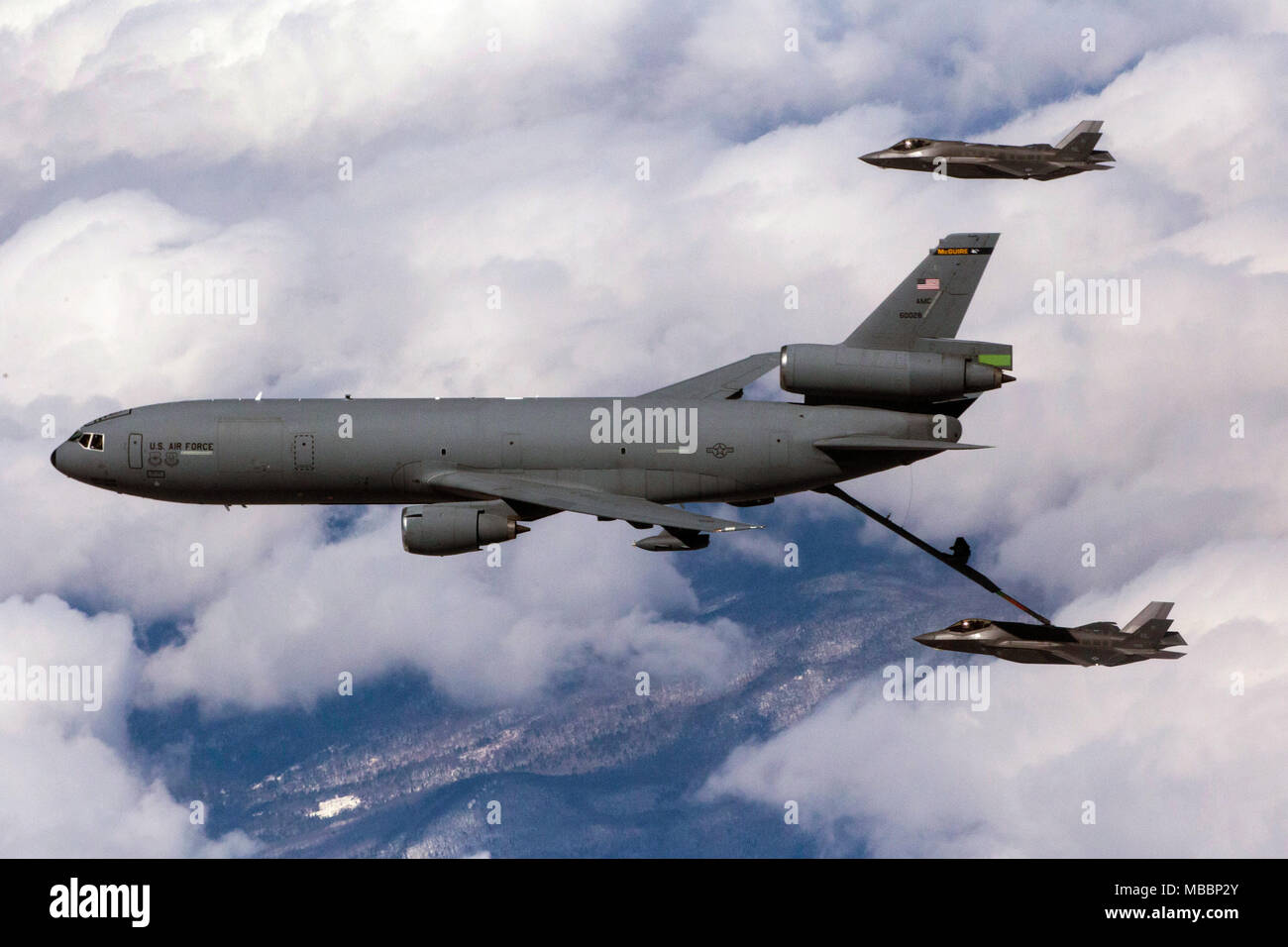 Un U.S Air Force KC-10 Extender con equipaggio di riserva aviatori cittadino con la 78Air Refuelling Squadron, 514th aria mobilità ala, refuels un F-35 Lightening II con il 419th Fighter Squadron durante una comune missione di formazione negli Stati Uniti, 7 aprile 2018. Il 514th è una Forza Aerea comando Reserve (AFRC) unità situato in corrispondenza della giunzione baseGuire-Dix Mc-Lakehurst, N.J. Il 419th è un unità AFRC assegnato a Hill Air Force Base, Utah. (U.S. Air Force foto di Master Sgt. Riferimento C. Olsen) Foto Stock