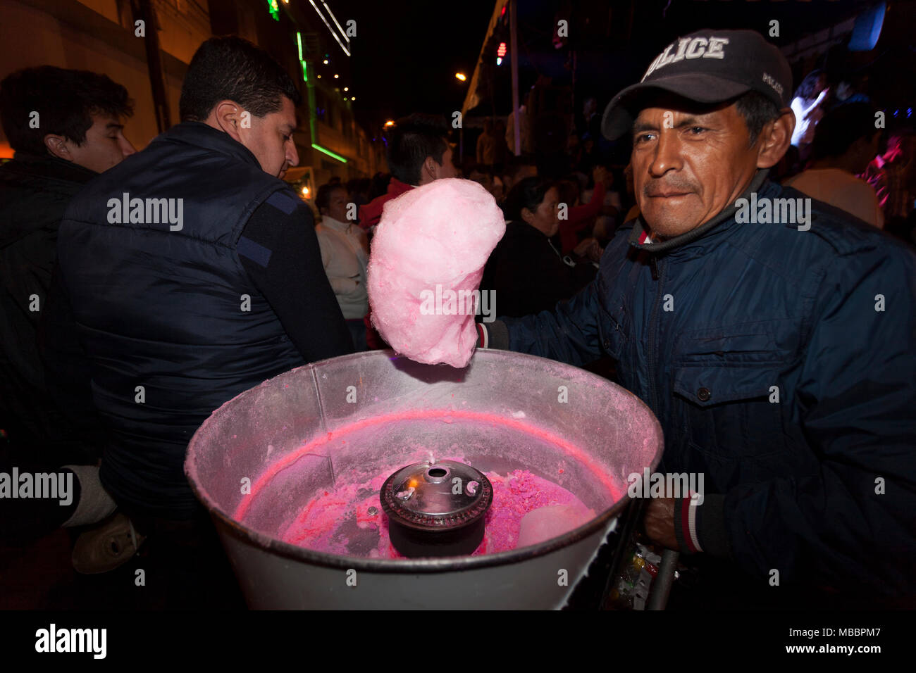 Píllaro, ECUADOR - Febbraio 6, 2016: uomo non identificato la vendita di caramelle di cotone in strada durante il festival di diabladas di Pillaro Foto Stock