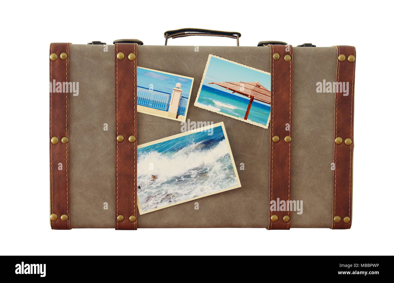 Immagine di un vecchio vintage bagagli con le foto delle vacanze isolato su bianco Foto Stock