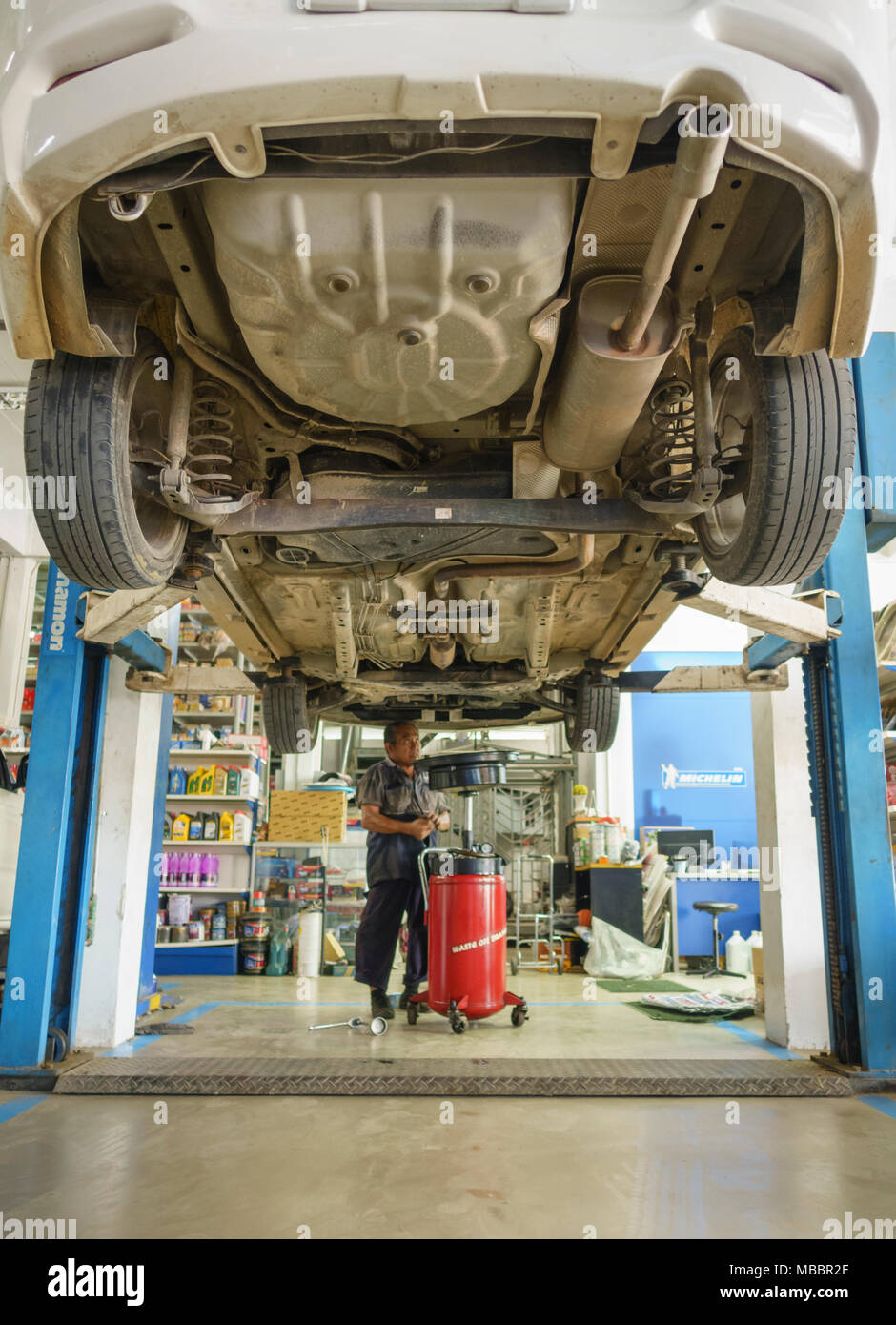 Bangkok, Thailandia, 30 Luglio 2017 - un meccanico facendo un lavoro di manutenzione in un'auto Foto Stock