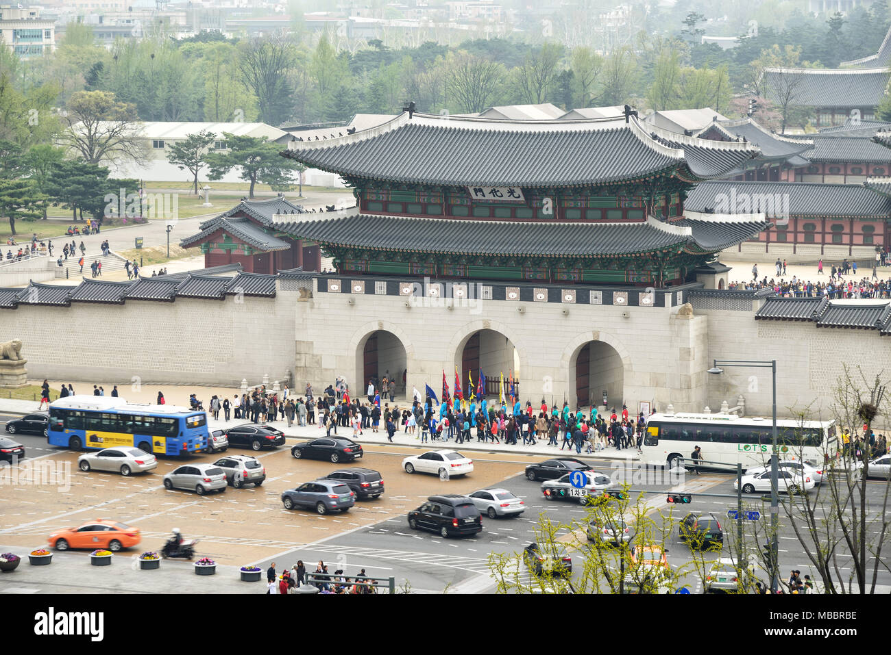 SEOUL, Corea del Sud - 12 Aprile 2014: vista del palazzo Gyeongbock e Gwanghwamun plaza Foto Stock