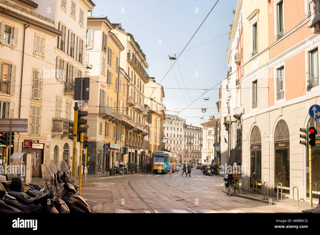 Milano, Italia - 24 Ottobre 2017: Meravigli Street e il magenta Street di Milano con il tram e dei popoli. Foto Stock